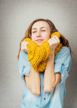 Soğuk eşarbın tadını çıkaran kadın. Gri arkaplanda izole
