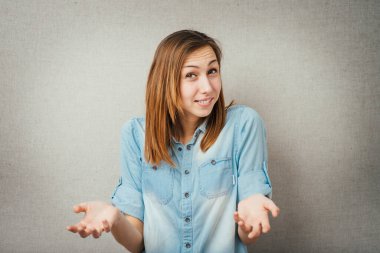 Kadın gülüyor. Gri arkaplanda izole