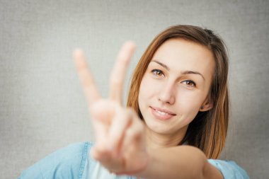 Kadın el hareketi zaferi. Gri arkaplanda izole