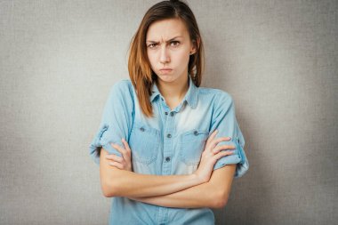 Kızgın kadın. Gri arkaplanda izole