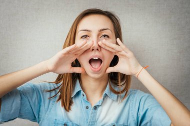 Çekici genç bir kadın birini arıyor.