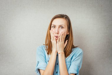 Şaşırmış bir kadının parlak bir resmi.