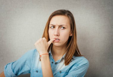 Güzel esmer kadın, parmakları ağzında. 