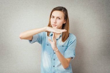 Genç kız zaman öldürüyor. 