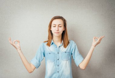 Genç kız meditasyon jesti. 