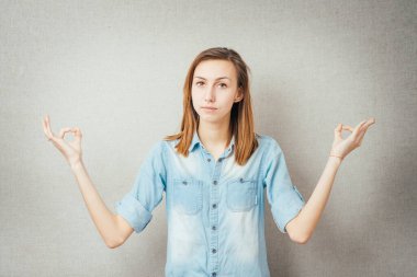 Genç kız meditasyon jesti. 