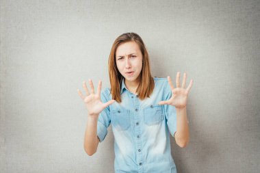 Kız ellerini kaldırıyor.