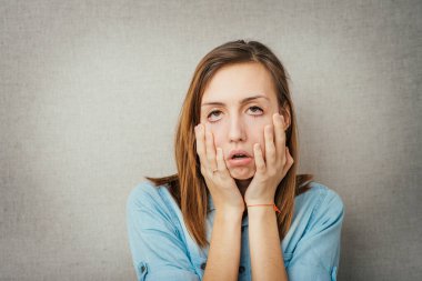 Kızım, yüzün derisini sıkıyor.