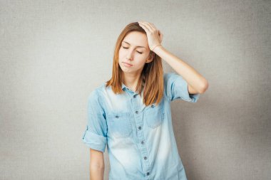 Kızın başı ağrıyor.