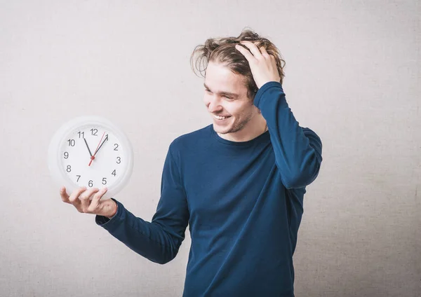 Jeune Homme Tenant Une Grande Horloge — Photo