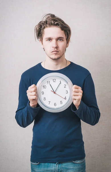 Joven Sosteniendo Gran Reloj —  Fotos de Stock