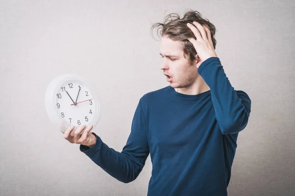 Jonge Man Met Een Grote Klok — Stockfoto