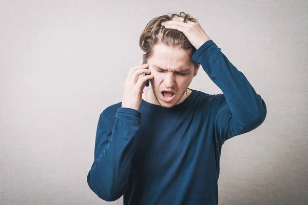 Homem Frustrado Falando Telefone — Fotografia de Stock