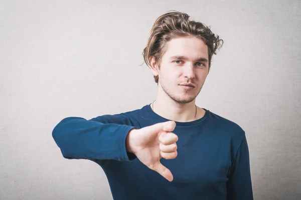 若い実業家が親指を立てるジェスチャー不幸な悲しい顔スタジオ撮影 — ストック写真