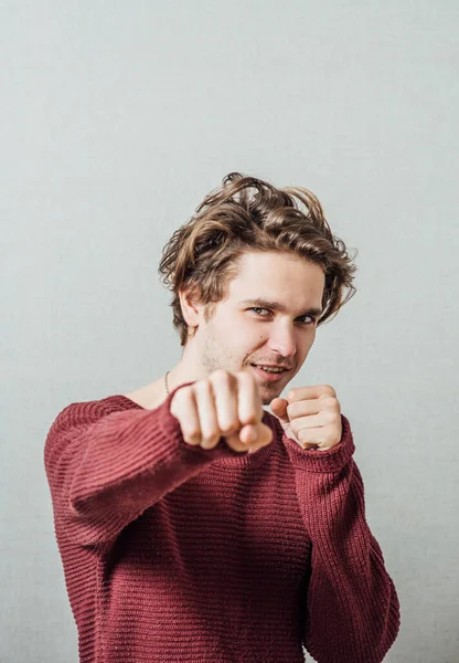 Genç adam savaşmaya hazır.