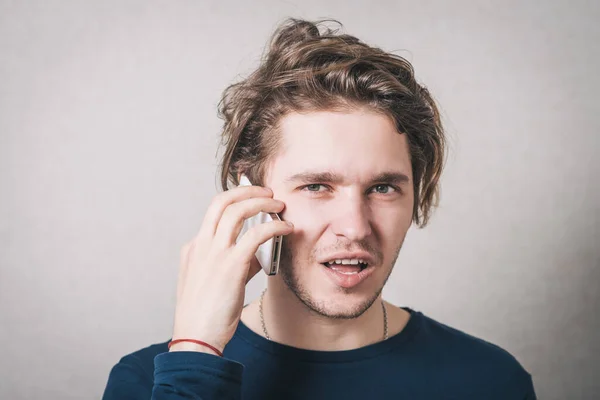 Hombre Hablando Por Teléfono Fondo Gris — Foto de Stock