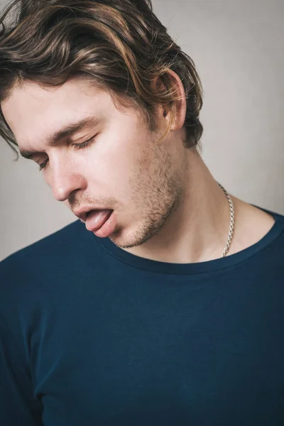 Hombre Sacando Lengua Fingiendo Estar Muerto Fondo Gris — Foto de Stock