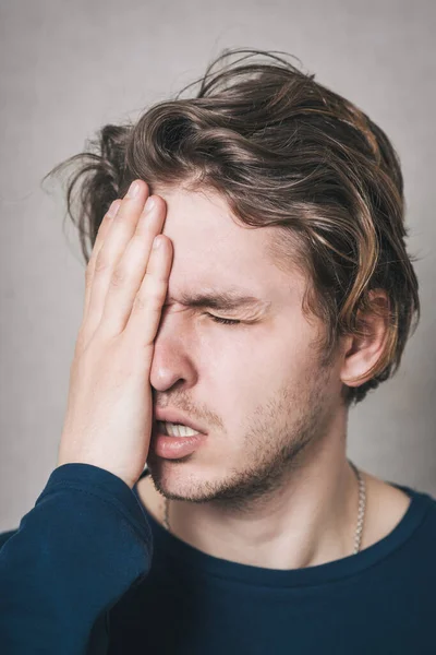 Dolor Cabeza Fiebre Fondo Gris — Foto de Stock