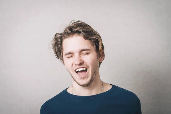 Man Laughs Gray Background — Stock Photo, Image