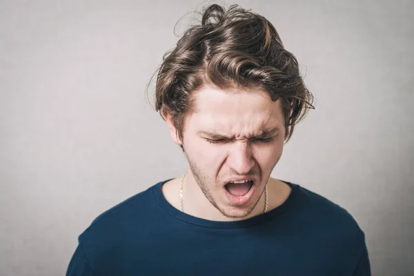 Hombre Grita Desesperación Dolor Fondo Gris — Foto de Stock