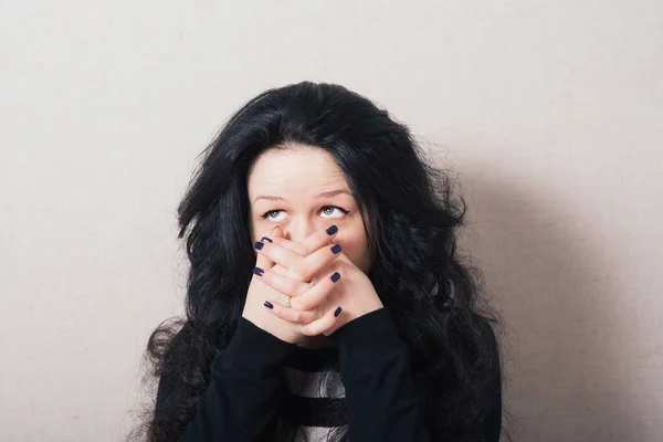 Жінка Довгим Волоссям Закриває Обличчя Руками Сіре Тло — стокове фото