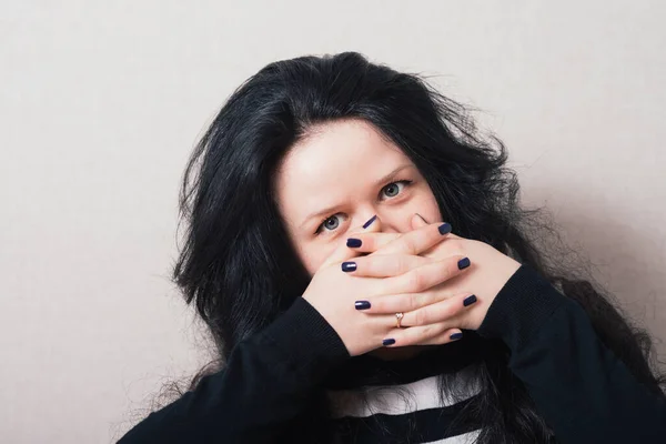 Wanita Dengan Rambut Panjang Menutupi Wajahnya Dengan Tangannya Latar Belakang — Stok Foto