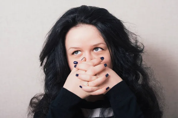 Жінка Довгим Волоссям Закриває Обличчя Руками Сіре Тло — стокове фото