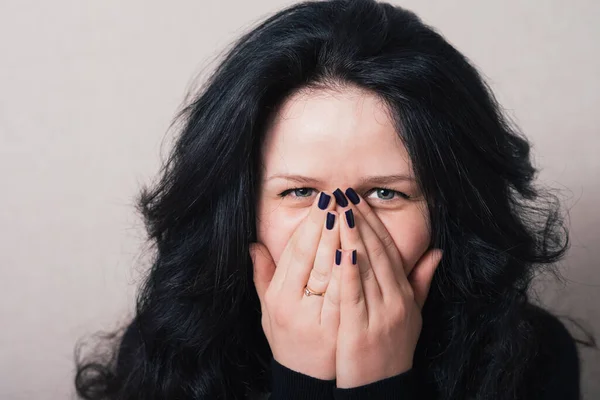 Wanita Dengan Rambut Panjang Menutupi Wajahnya Dengan Tangannya Latar Belakang — Stok Foto