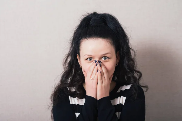 Mujer Pelo Largo Cubriéndose Cara Con Las Manos Fondo Gris — Foto de Stock