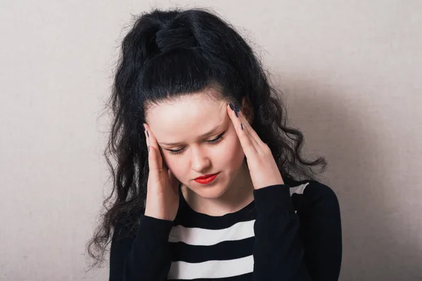 Wanita Dengan Rambut Panjang Meletakkan Tangannya Kepalanya Sakit Kepala Latar — Stok Foto