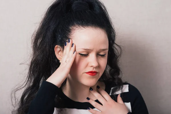 Mujer Con Pelo Largo Puso Sus Manos Cabeza Dolor Cabeza — Foto de Stock