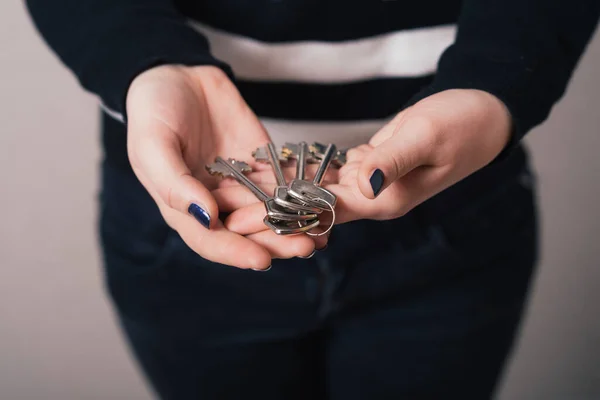 Woman Hand Holding Keys Gray Background — Stock Photo, Image