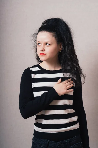 Een Vrouw Die Haar Hand Het Hart Houdt Grijze Achtergrond — Stockfoto