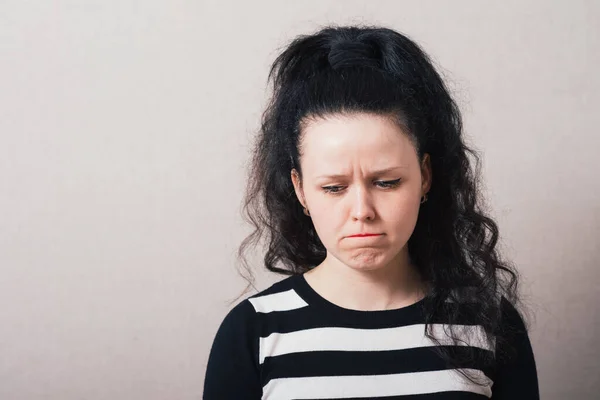 Mujer Triste Ofendida Fondo Gris — Foto de Stock