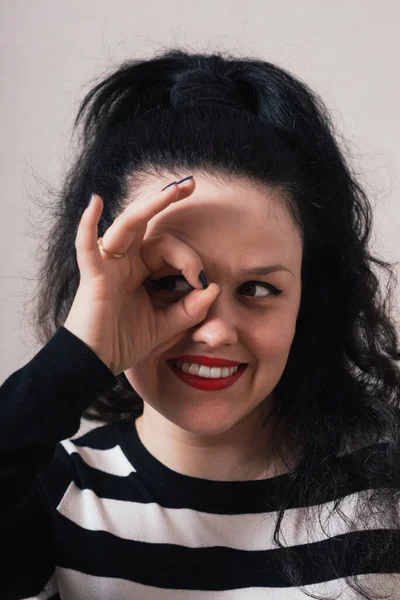 Una Mujer Con Pelo Largo Con Mano Sobre Los Ojos — Foto de Stock