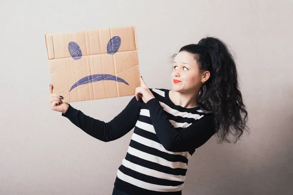 Femme Carton Brun Avec Sourire Triste Fond Gris — Photo