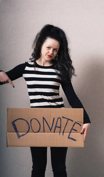 Donación Texto Cartón Marrón Mujer Fondo Gris — Foto de Stock