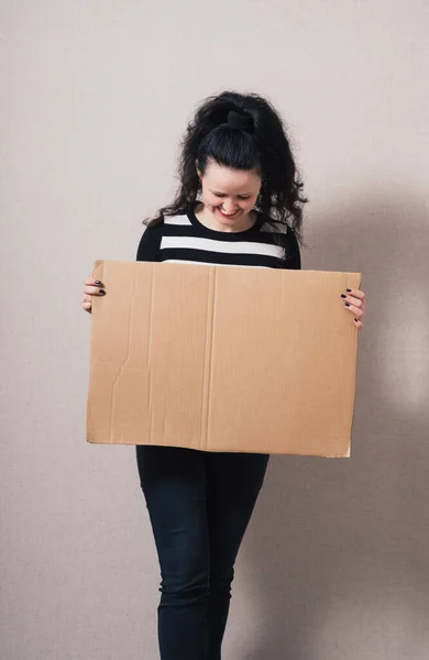 Egy Nőnek Van Egy Üres Kraft Kartonja Szürke Háttér — Stock Fotó