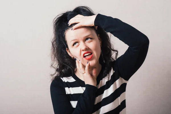 Mujer Golpeando Sus Manos Cabeza Fondo Gris — Foto de Stock