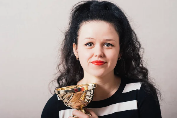 Eine Frau Mit Goldenem Pokalsieg Grauer Hintergrund — Stockfoto