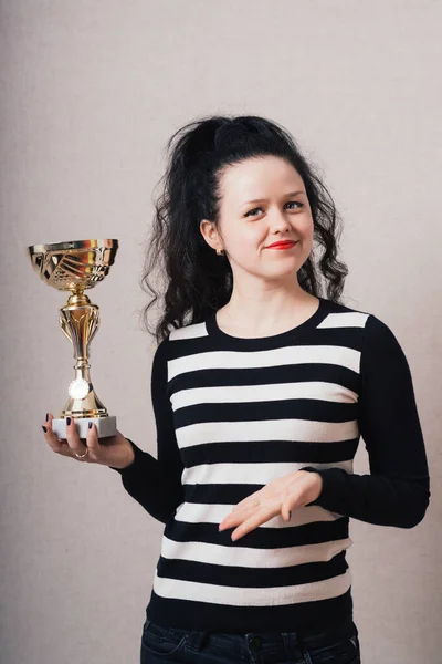 Una Mujer Con Una Victoria Copa Oro Fondo Gris — Foto de Stock