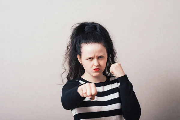 Een Boze Vrouw Grijze Achtergrond — Stockfoto