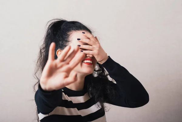 Wanita Yang Menunjukkan Tangan Berhenti Dan Menutup Matanya Latar Belakang — Stok Foto