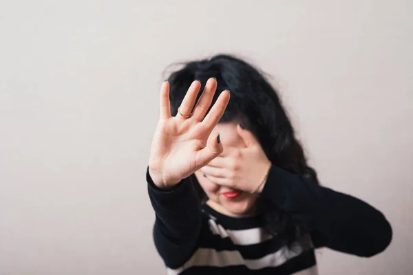Wanita Yang Menunjukkan Tangan Berhenti Dan Menutup Matanya Latar Belakang — Stok Foto
