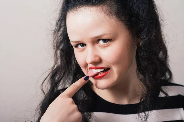 Mujer Muestra Dedo Lengua Fondo Gris — Foto de Stock