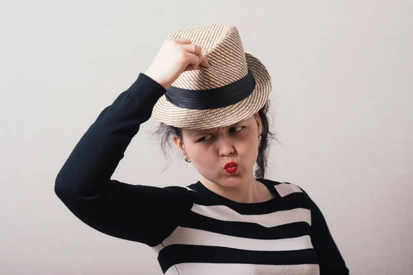 Mujer Quita Sombrero Ropa Fondo Gris —  Fotos de Stock