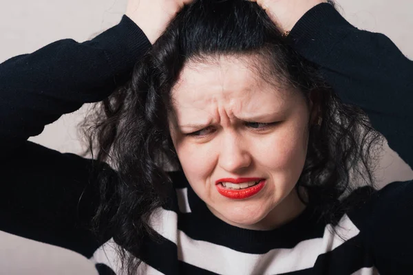 Vrouw Scheurt Haar Haar Schreeuwen — Stockfoto