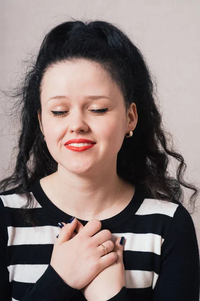 Wanita Ceria Memegang Tangan Dadanya — Stok Foto