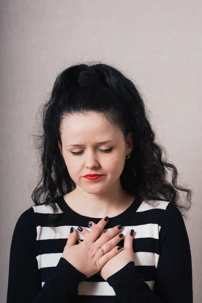 Vreugdevolle Vrouw Die Handen Zijn Borst Houdt — Stockfoto