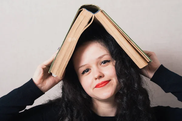 Uma Mulher Com Livro Cabeça Fundo Cinza — Fotografia de Stock